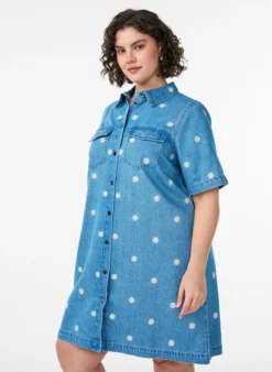 Kurzes Jeanskleid mit gestickten Blumen