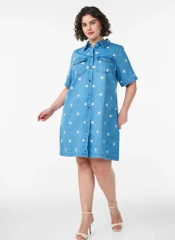Kurzes Jeanskleid mit gestickten Blumen