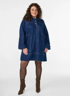 Kurzes Jeanskleid mit Kragen und Knopfleiste