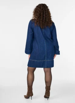 Kurzes Jeanskleid mit Kragen und Knopfleiste