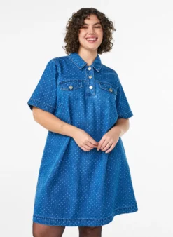 Kurzes Jeanskleid mit Punkten
