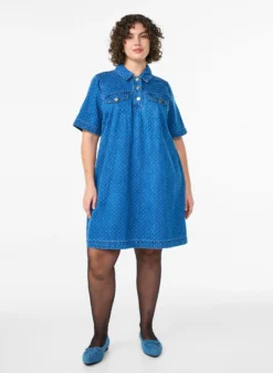 Kurzes Jeanskleid mit Punkten