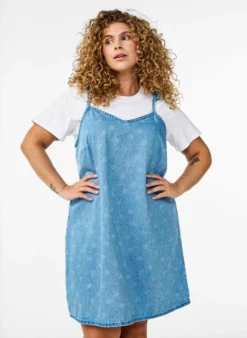 Kurzes Jeanskleid mit verstellbaren Trägern