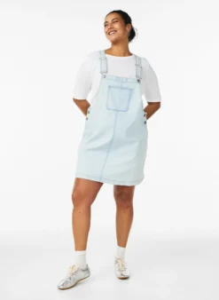 Kurzes Jeans-Latzkleid aus gestreifter Baumwolle