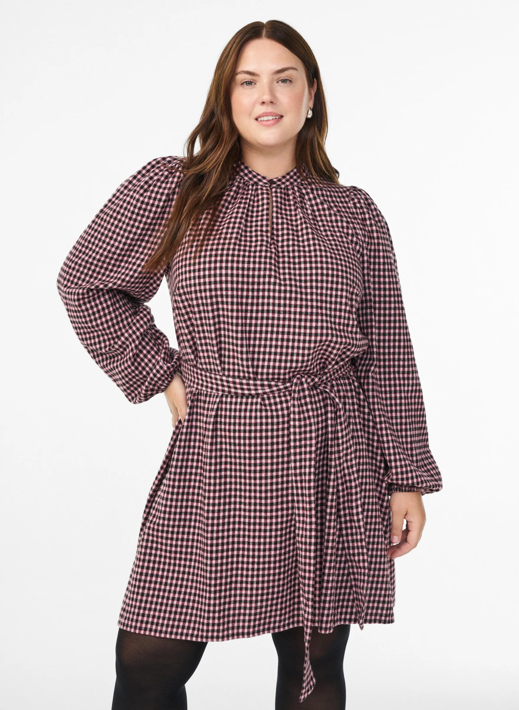 Kurzes kariertes Kleid mit Bindegürtel