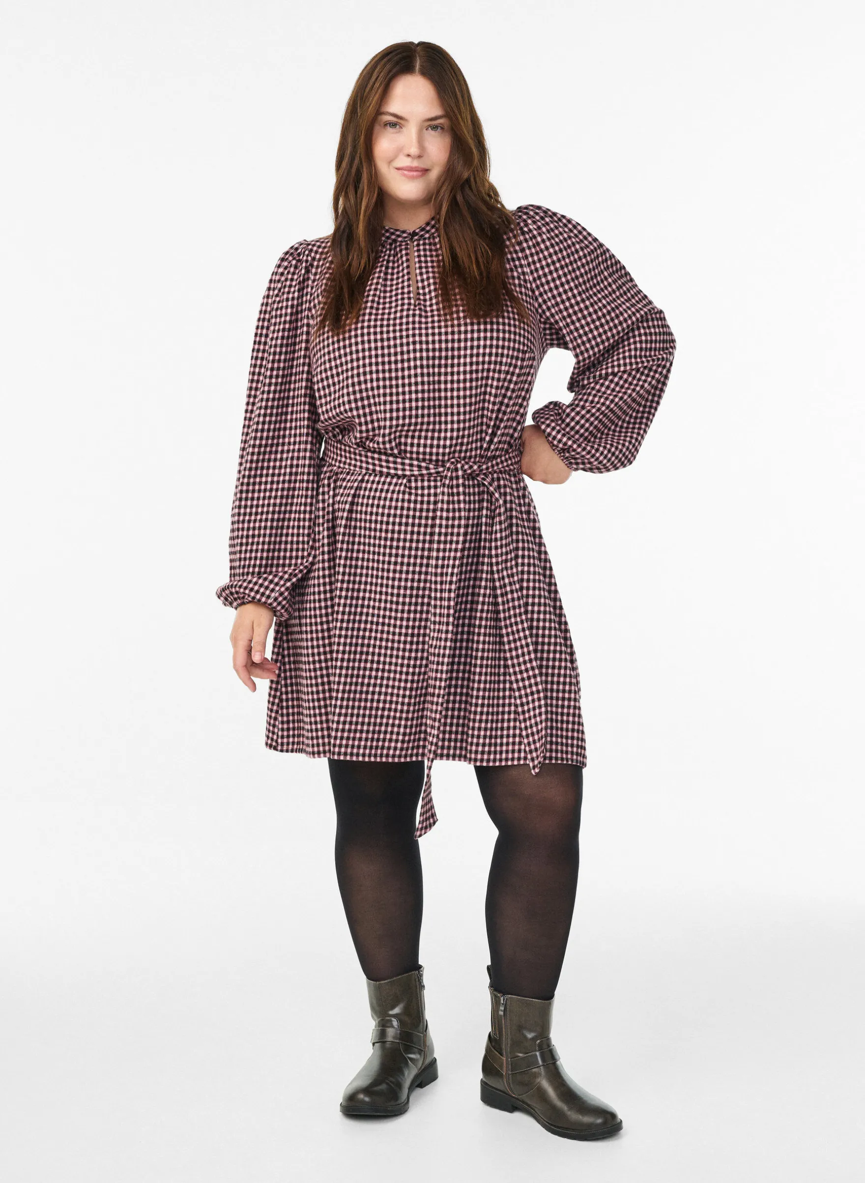 Kurzes kariertes Kleid mit Bindegürtel