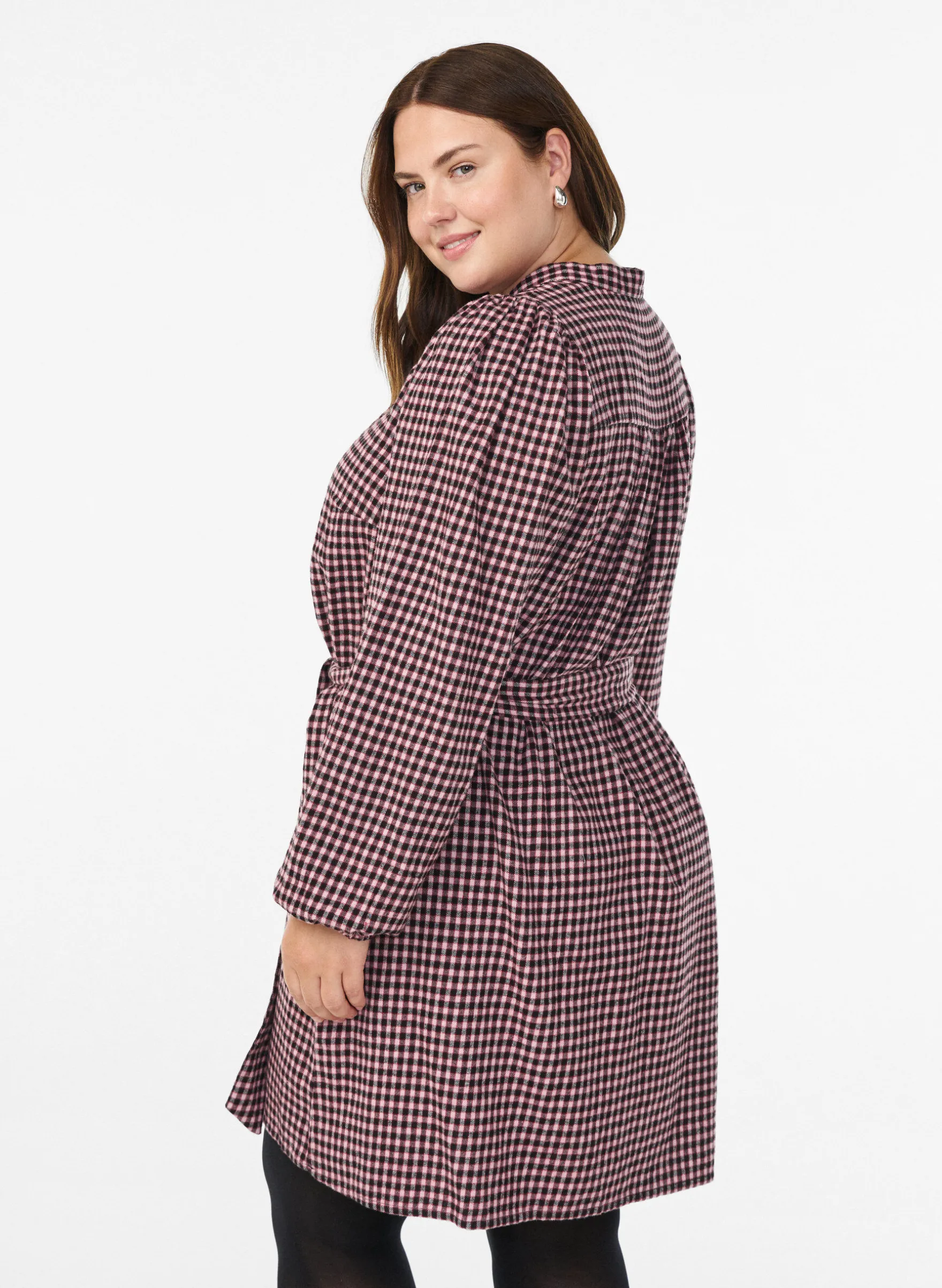 Kurzes kariertes Kleid mit Bindegürtel
