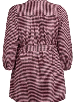 Kurzes kariertes Kleid mit Bindegürtel