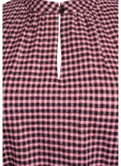 Kurzes kariertes Kleid mit Bindegürtel