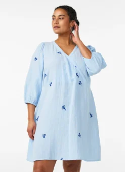Kurzes Kleid aus Baumwoll-Musselin mit bestickten Details