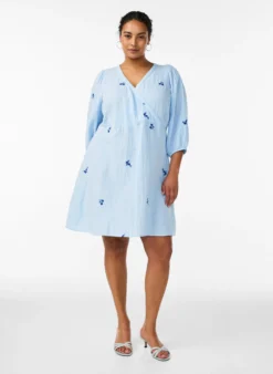 Kurzes Kleid aus Baumwoll-Musselin mit bestickten Details