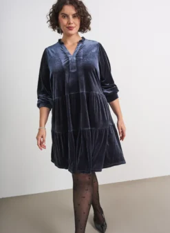 Kurzes Kleid aus Velours mit Rüschenkragen und langen Ärmeln