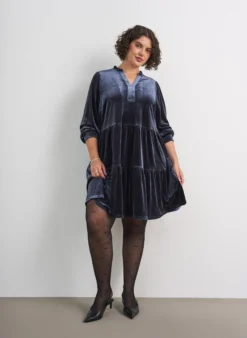 Kurzes Kleid aus Velours mit Rüschenkragen und langen Ärmeln