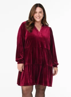 Kurzes Kleid aus Velours mit Rüschenkragen und langen Ärmeln