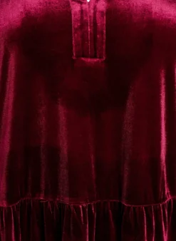Kurzes Kleid aus Velours mit Rüschenkragen und langen Ärmeln