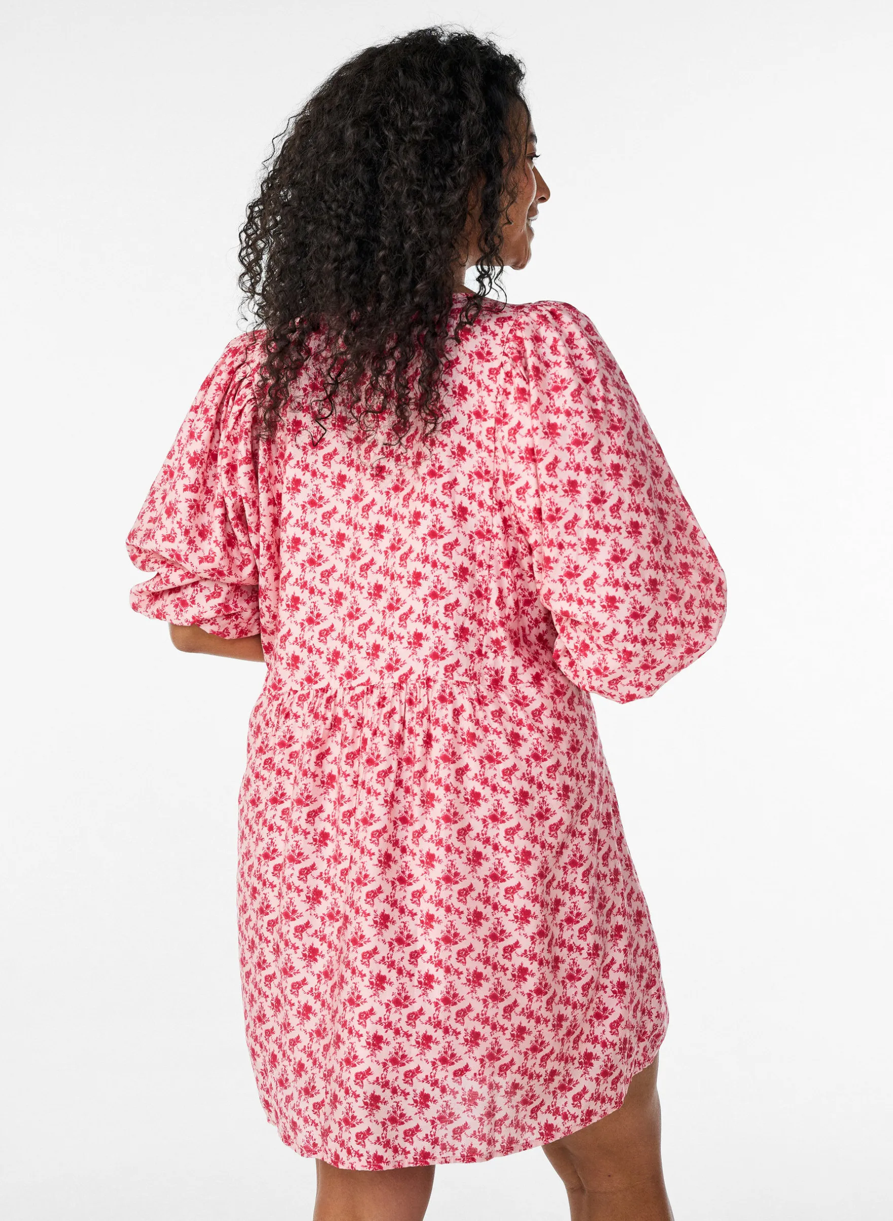 Kurzes Kleid aus Viskose mit Empire-Schnitt und Ballonärmeln