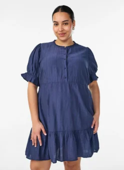 Kurzes Kleid aus Viskose mit Rüschendetails