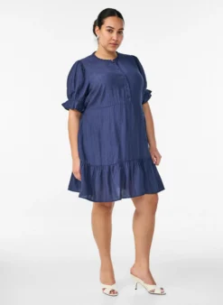 Kurzes Kleid aus Viskose mit Rüschendetails