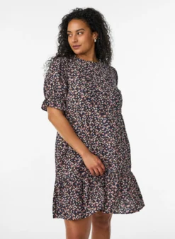 Kurzes Kleid aus Viskose mit Rüschendetails