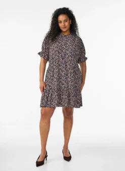 Kurzes Kleid aus Viskose mit Rüschendetails