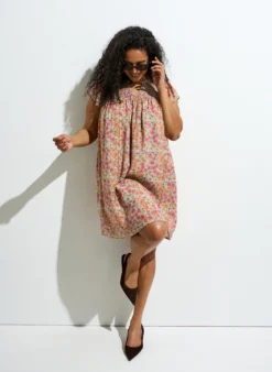Kurzes Kleid aus Viskose mit Smock und Blumenprint