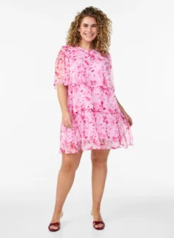 Kurzes Kleid in Chiffon-Optik mit Blumenprint und Volantlagen