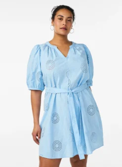 Kurzes Kleid mit Blumen- und Lochstickerei