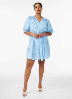 Kurzes Kleid mit Blumen- und Lochstickerei