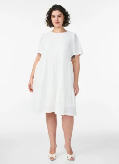 Kurzes Kleid mit Spitzenmuster und Lagenrock