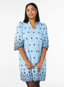 Kurzes Kleid mit Stickerei und 3/4-Ärmeln