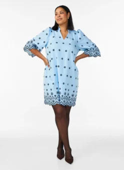 Kurzes Kleid mit Stickerei und 3/4-Ärmeln