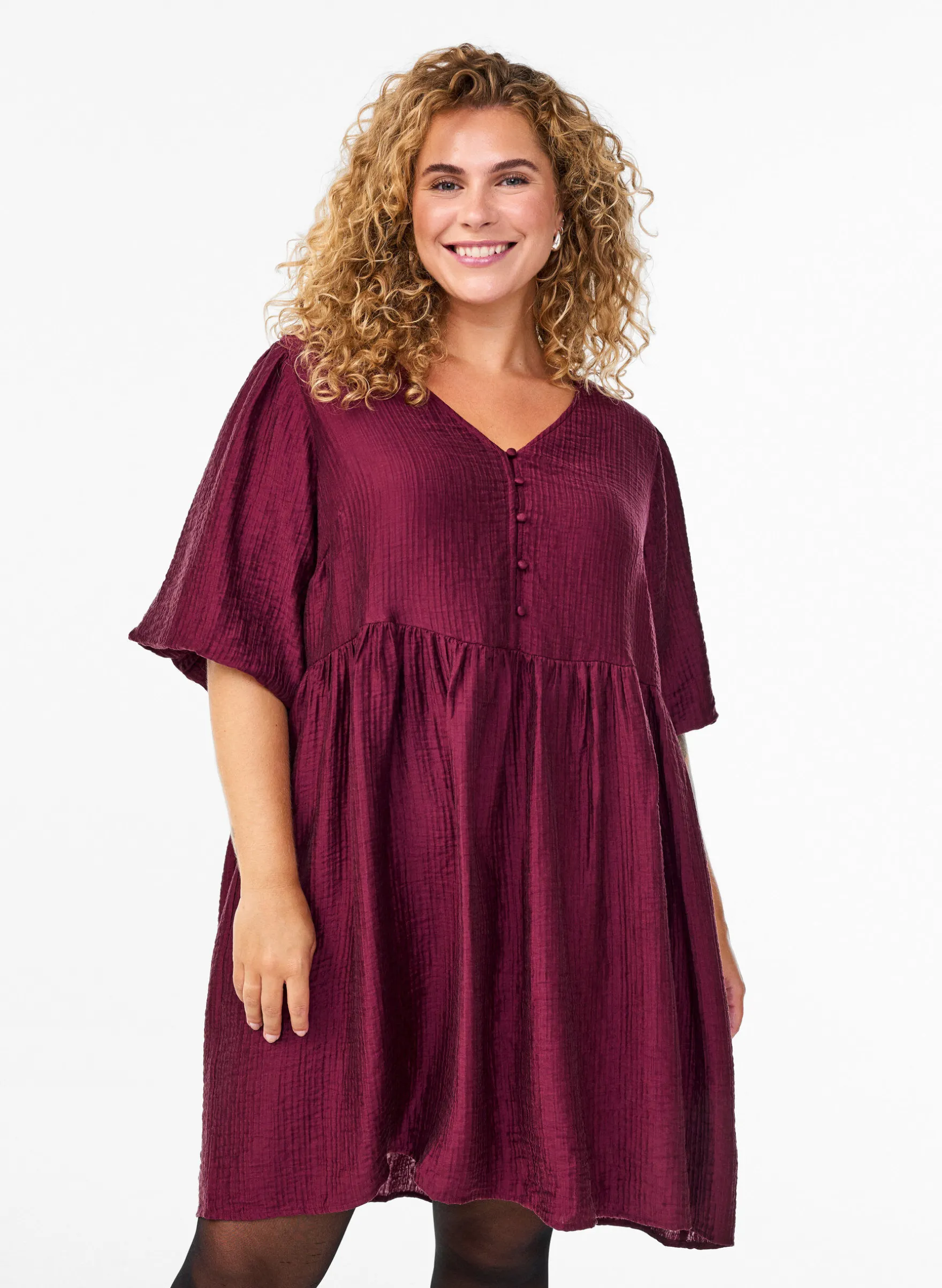 Kurzes Kleid mit Struktur und kurzen Ballonärmeln
