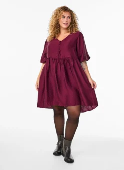 Kurzes Kleid mit Struktur und kurzen Ballonärmeln