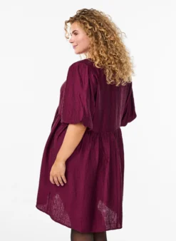 Kurzes Kleid mit Struktur und kurzen Ballonärmeln