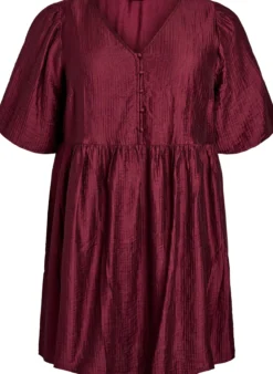 Kurzes Kleid mit Struktur und kurzen Ballonärmeln