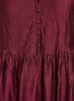 Kurzes Kleid mit Struktur und kurzen Ballonärmeln