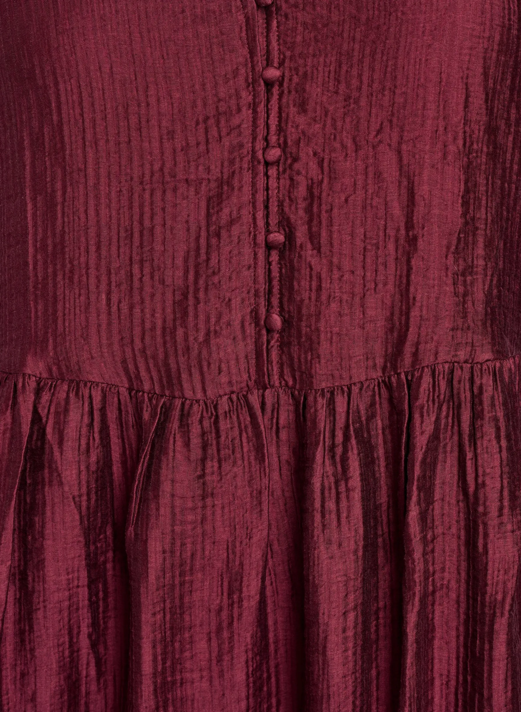 Kurzes Kleid mit Struktur und kurzen Ballonärmeln