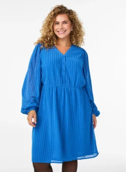 Kurzes Kleid mit Ton-in-Ton-Streifen und texturierten Punkten