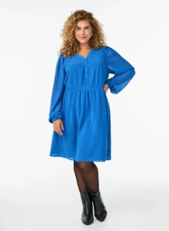 Kurzes Kleid mit Ton-in-Ton-Streifen und texturierten Punkten