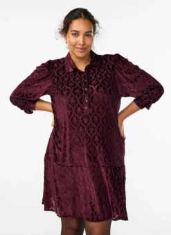 Kurzes Kleid mit Veloursmuster