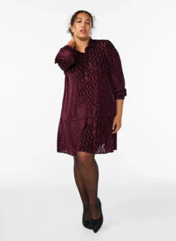 Kurzes Kleid mit Veloursmuster
