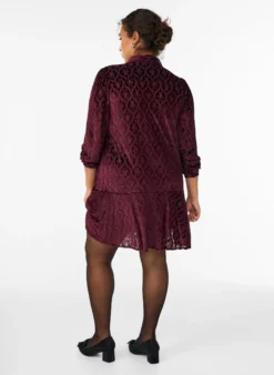 Kurzes Kleid mit Veloursmuster
