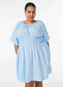 Kurzes kleinkariertes Kleid mit Ballonärmeln