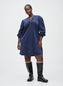 Kurzes Samtkleid mit langen Ärmeln