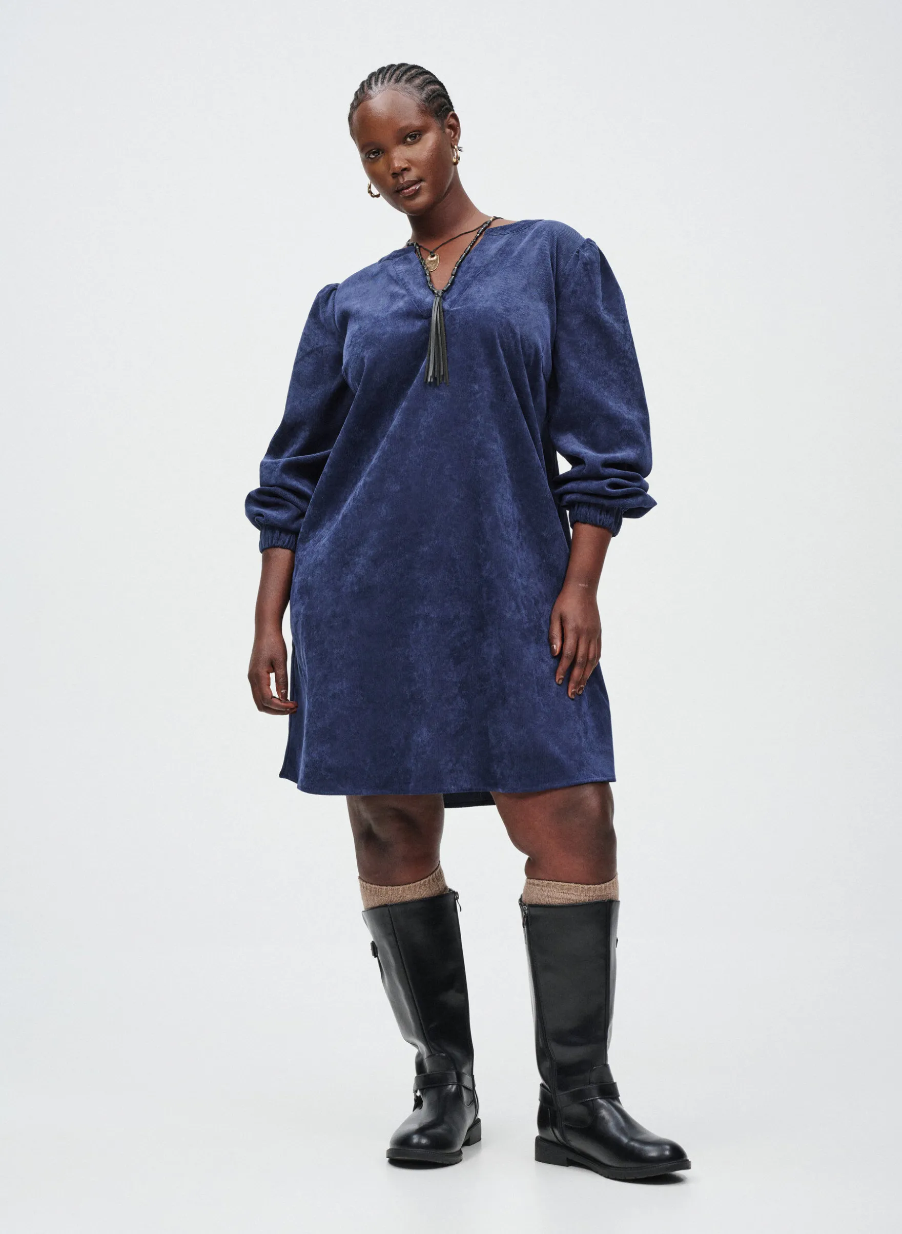 Kurzes Samtkleid mit langen Ärmeln
