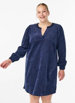 Kurzes Samtkleid mit langen Ärmeln