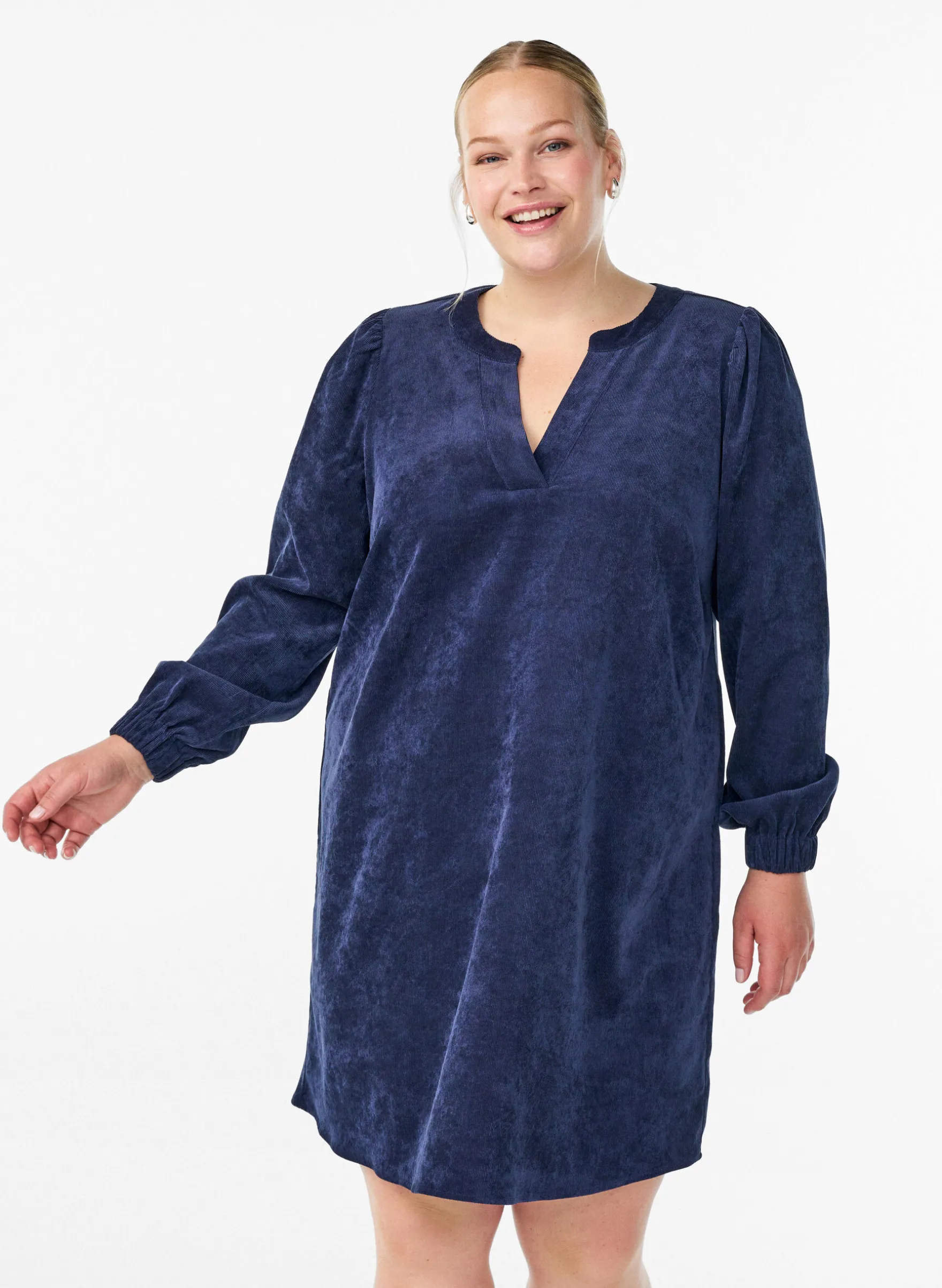 Kurzes Samtkleid mit langen Ärmeln