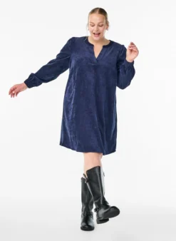 Kurzes Samtkleid mit langen Ärmeln