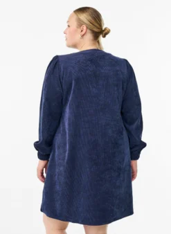 Kurzes Samtkleid mit langen Ärmeln