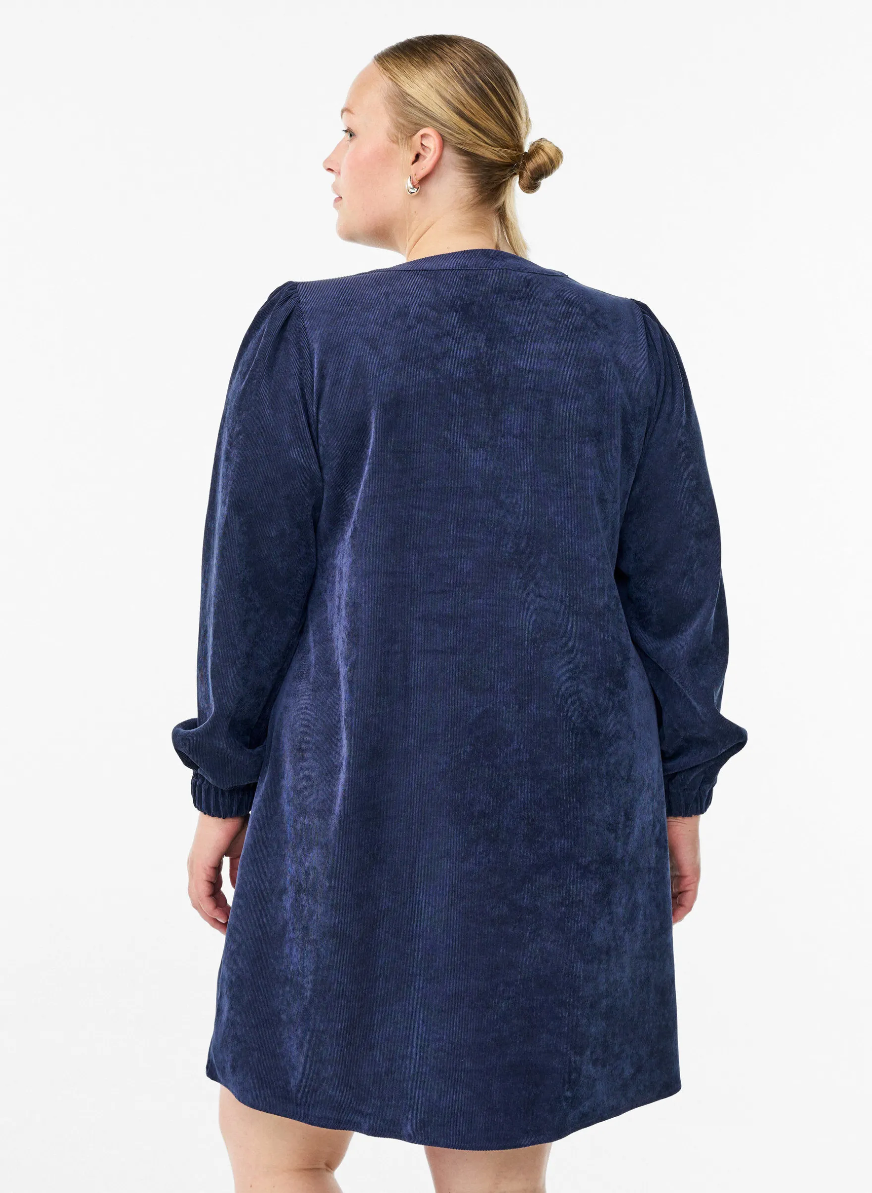 Kurzes Samtkleid mit langen Ärmeln